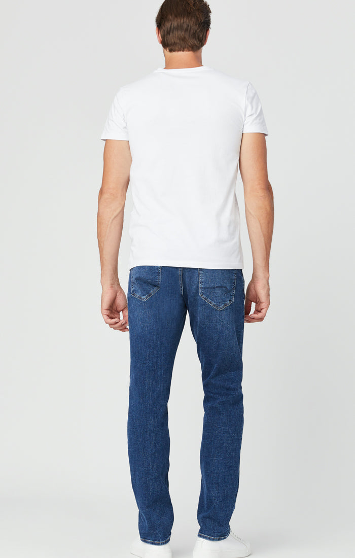 ZACH STRAIGHT LEG JEANS IN MID BLUE ORGANIC MOVE - Mavi Jeans