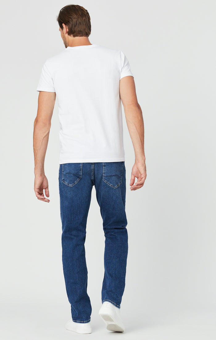 ZACH STRAIGHT LEG JEANS IN MID BLUE ORGANIC MOVE - Mavi Jeans