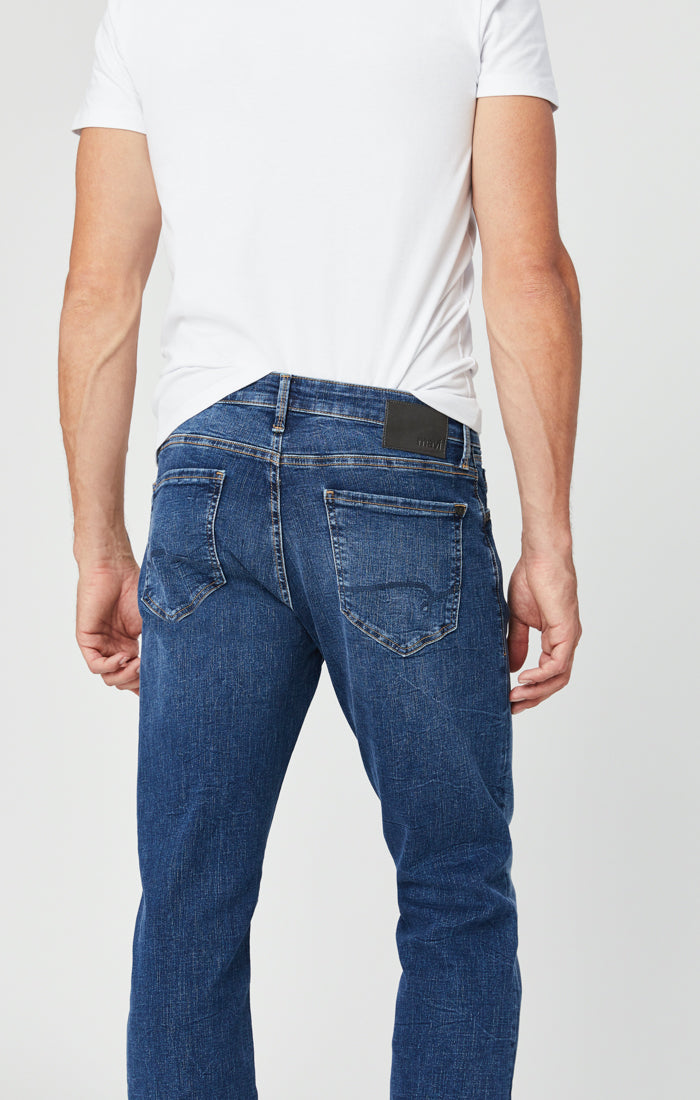 ZACH STRAIGHT LEG JEANS IN MID BLUE ORGANIC MOVE - Mavi Jeans