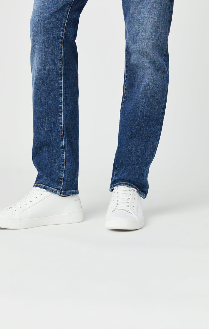 ZACH STRAIGHT LEG JEANS IN MID BLUE ORGANIC MOVE - Mavi Jeans