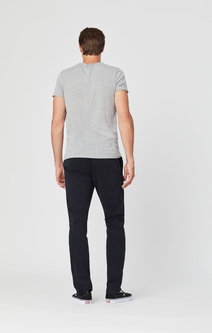 JOHNNY SLIM CHINO PANTS IN DEEP NAVY SATEEN - Mavi Jeans