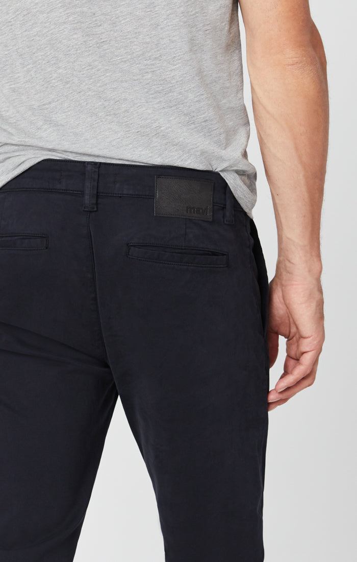 JOHNNY SLIM CHINO PANTS IN DEEP NAVY SATEEN - Mavi Jeans