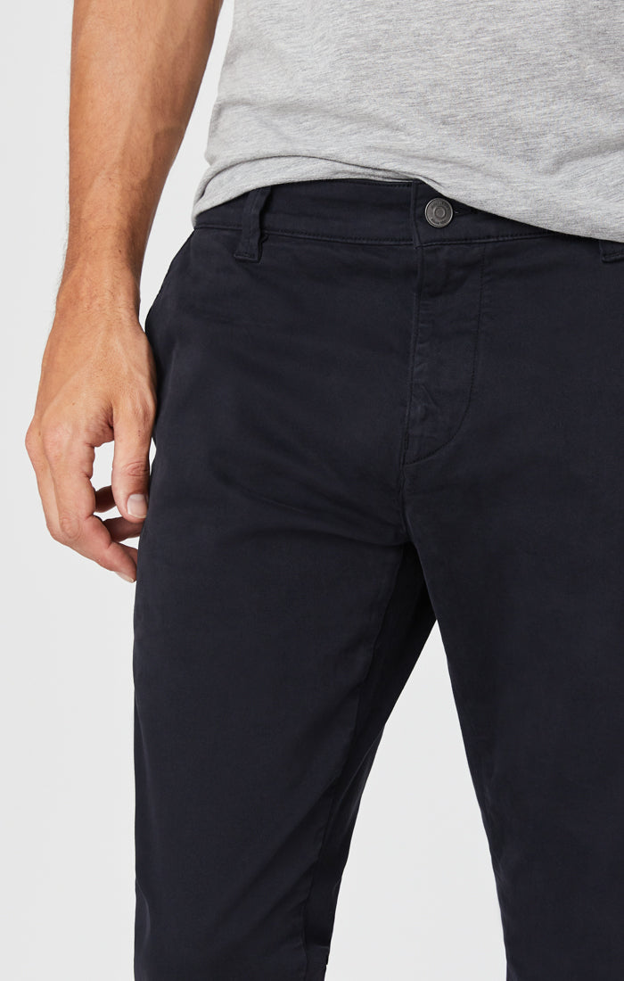 JOHNNY SLIM CHINO PANTS IN DEEP NAVY SATEEN - Mavi Jeans