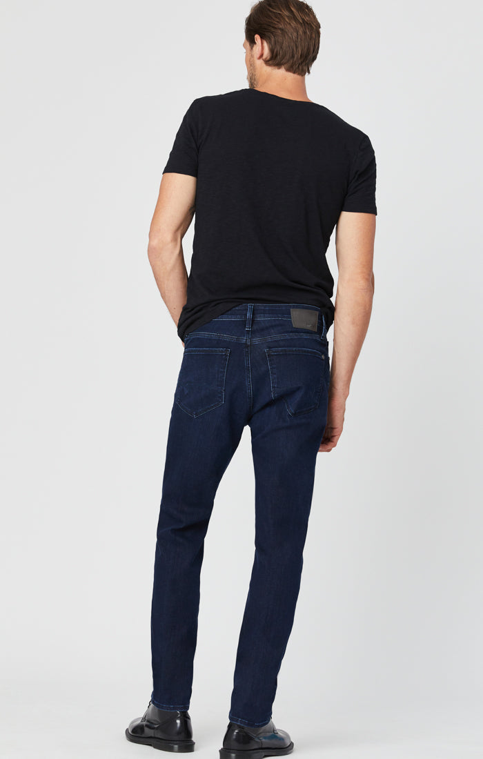 STEVE ATHLETIC FIT JEANS IN DARK INK SUPERMOVE - Mavi Jeans