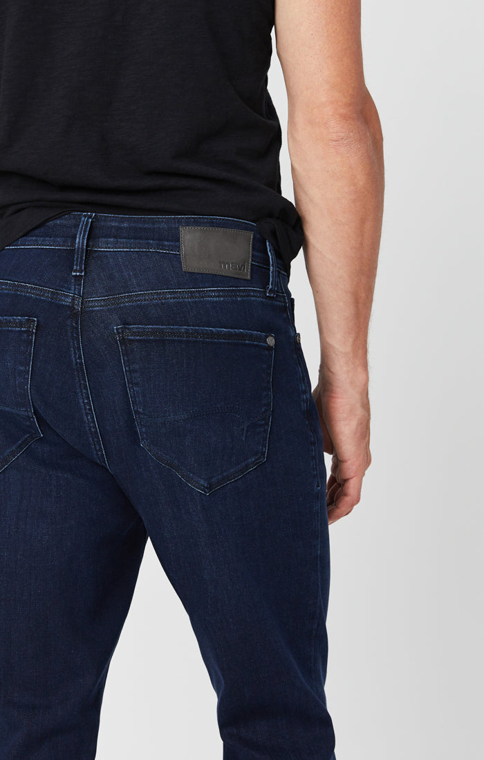 STEVE ATHLETIC FIT JEANS IN DARK INK SUPERMOVE - Mavi Jeans