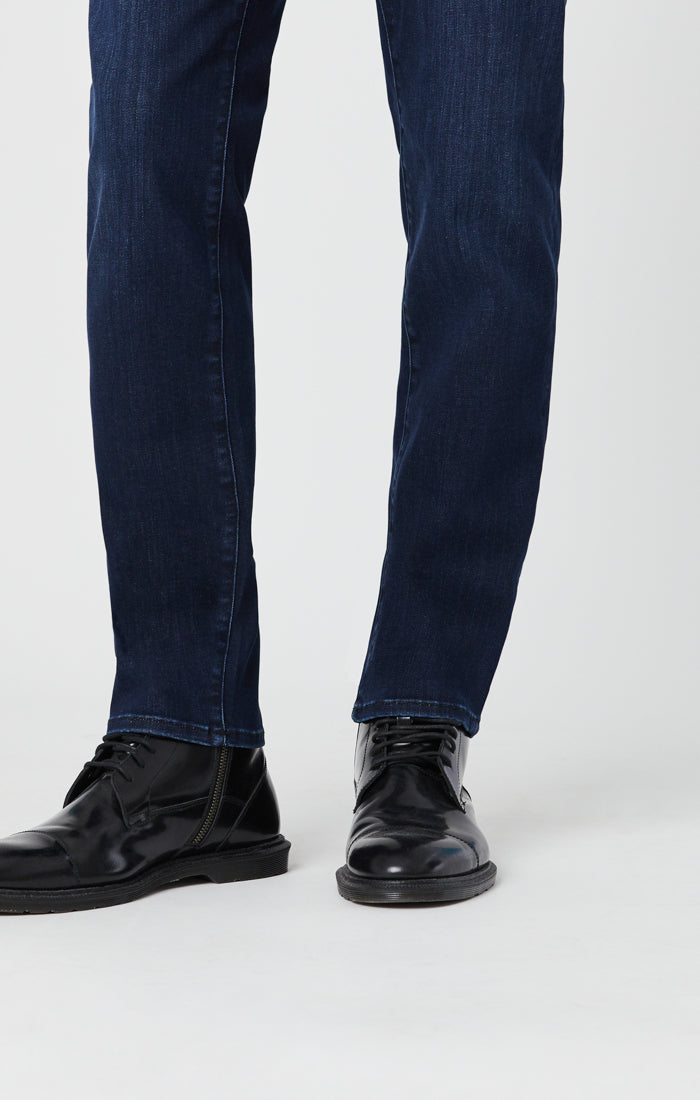 STEVE ATHLETIC FIT JEANS IN DARK INK SUPERMOVE - Mavi Jeans
