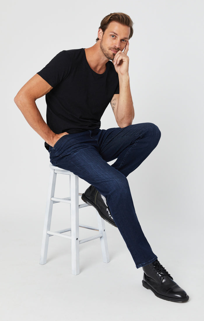 STEVE ATHLETIC FIT JEANS IN DARK INK SUPERMOVE - Mavi Jeans