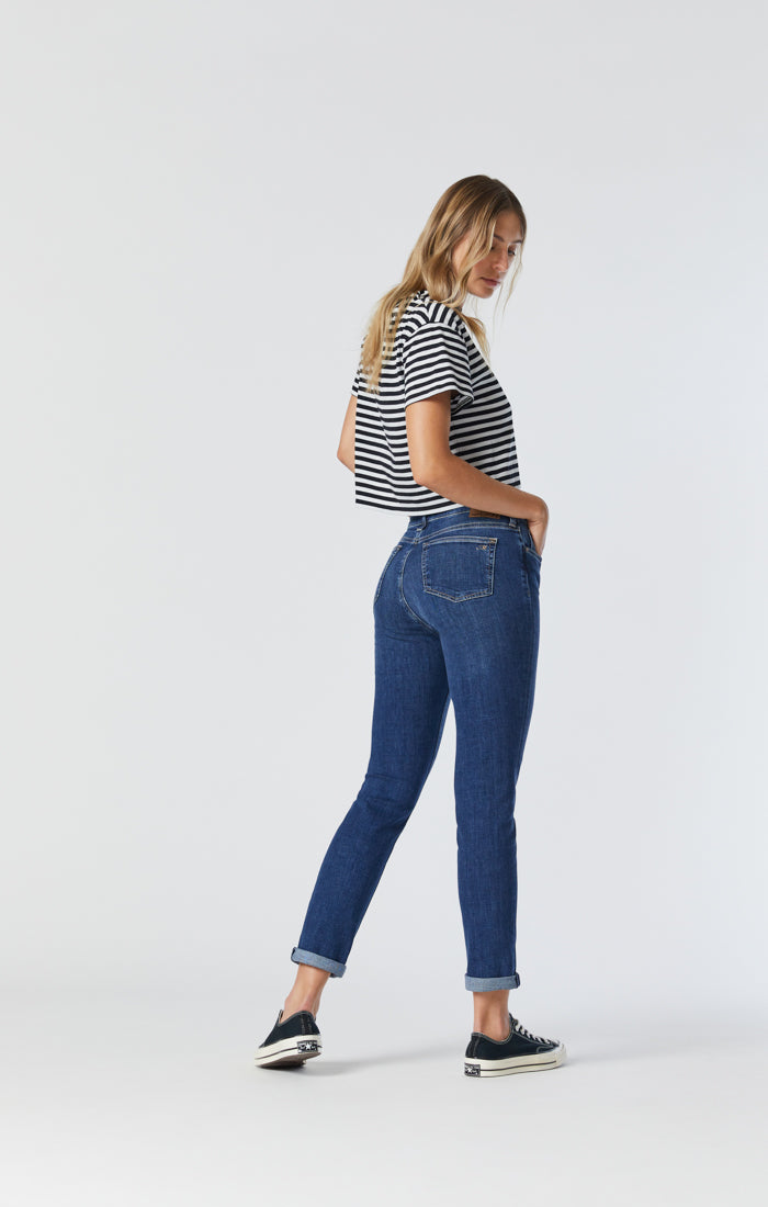 KATHLEEN SLIM BOYFRIEND JEANS IN MID FEATHER BLUE - Mavi Jeans