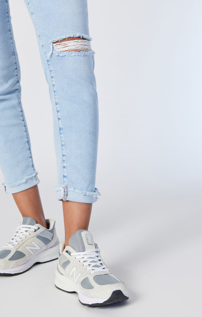 EDERA OVERALLS IN LIGHT RIPPED LA VINTAGE - Mavi Jeans