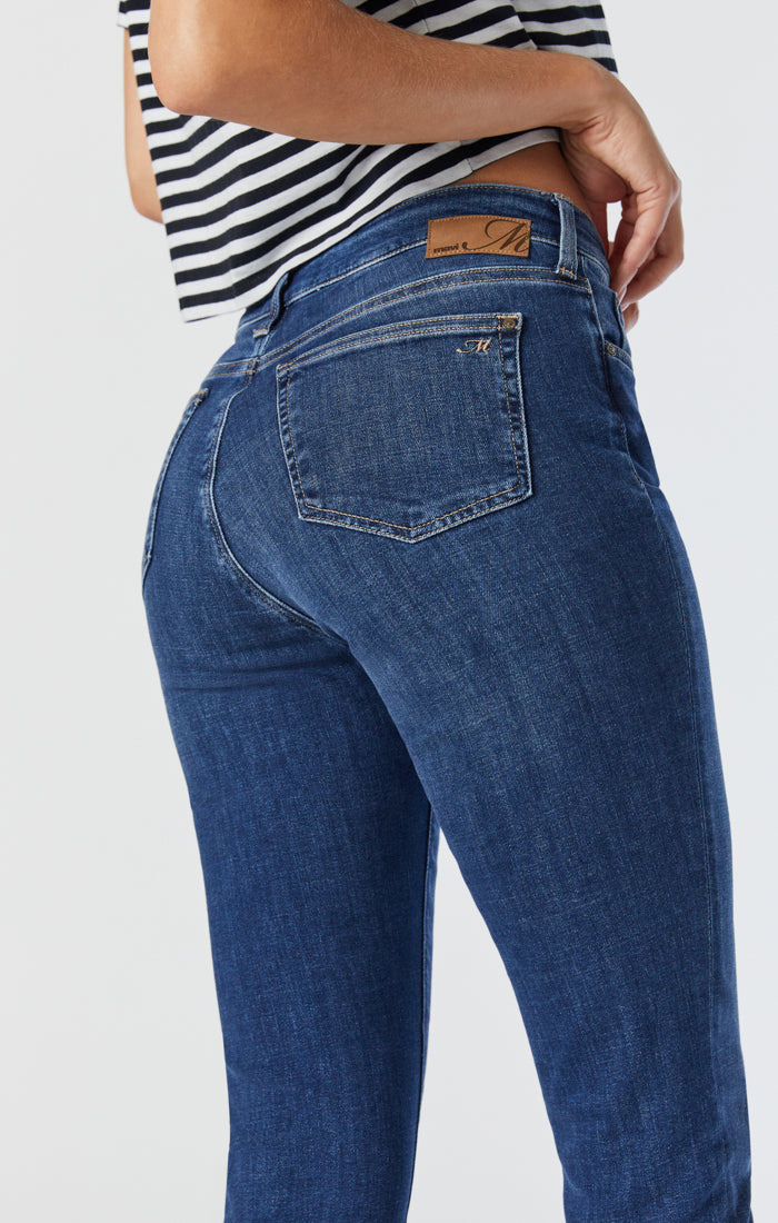 KATHLEEN SLIM BOYFRIEND JEANS IN MID FEATHER BLUE - Mavi Jeans