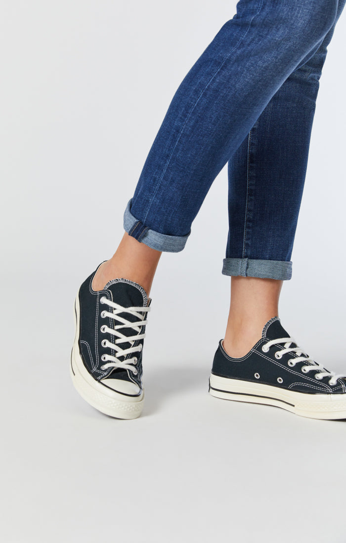 KATHLEEN SLIM BOYFRIEND JEANS IN MID FEATHER BLUE - Mavi Jeans